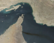 Satelitska slika prikazuje dim, ki se vali iz pristanišča Fudžajra v Združenih arabskih emiratih. FOTO: Nasa/Reuters