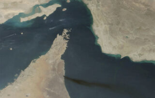 Satelitska slika prikazuje dim, ki se vali iz pristanišča Fudžajra v Združenih arabskih emiratih. FOTO: Nasa/Reuters