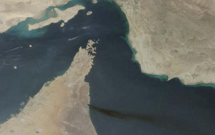 Satelitska slika prikazuje dim, ki se vali iz pristanišča Fudžajra v Združenih arabskih emiratih. FOTO: Nasa/Reuters